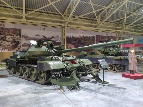 Moskou, Rusland - 08 augustus 2021: expositie van tanks en tankgranaten in het museum. Een Sovjet Unie gevechtstanks. — Stockfoto