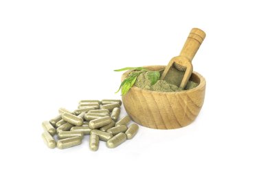 Andrographis Paniculata kapsülleri ve Paniculata özü toz, yaprak, kaşık tahta kasede, beyaz arka planda izole..