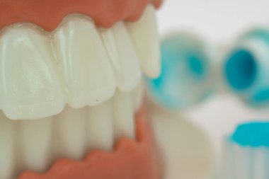 Takma dişler ve diş macunu temizleme protezi bulanık arkaplan.