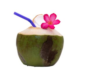 İçmek için taze hindistan cevizi, mavi bir pipet ve beyaz arka planda izole edilmiş pembe bir çiçek..