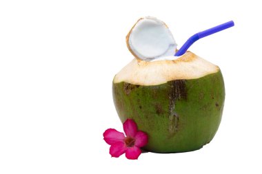 İçmek için taze hindistan cevizi, mavi bir pipet ve beyaz arka planda izole edilmiş pembe bir çiçek..