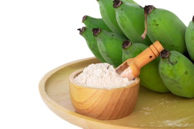 Çiğ muz tozu özü, tahta tabakta kaşık, kaşık ve çiğ muz, beyaz arka planda izole edilmiş..