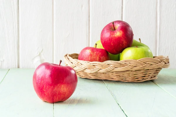 Červené Jablko Jablečné Ovoce Košíku Staré Dřevěné Podlaze Bílým Dřevěným Royalty Free Stock Fotografie