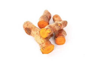 Beyaz arka planda izole edilmiş bitkisel gıdalar için zerdeçal (Curcuma longa Linn) kökü.