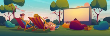 İnsanlar film izlerken açık hava sineması