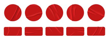 Kırmızı etiket deseni, buruşuk yapışkan etiket veya fiyat etiketi, buruşmuş yapıştırıcı rozet 3d vektör gerçekçi çizimler. Plastik yuvarlak ve dikdörtgen rozetler beyaz arkaplanda izole