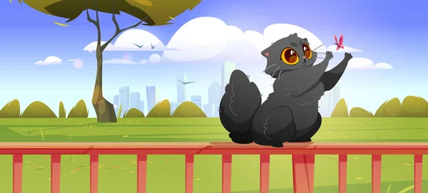 可爱的黑猫在木制栅栏上捕捉蝴蝶 有绿草 地平线上的城市和在栏杆上玩耍的滑稽猫咪的庭院或花园夏季风景的病媒漫画 — 图库矢量图片