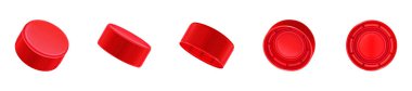 Farklı açılardan su, soda, bira ya da meyve suyu içeren şişeler için kırmızı plastik başlık. Beyaz arkaplanda izole edilmiş içecek kapakları için daire vida kapağı, vektör gerçekçi
