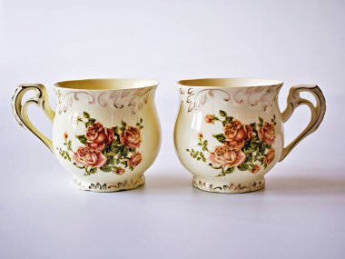  Beyaz arka planda izole edilmiş çay tabağı, gül desenli İngiliz usulü antika çay fincanı.