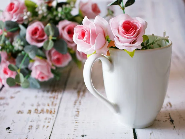 White Cup Tea Pink Rose Pink Background Valentine Day Romantic — Stok fotoğraf