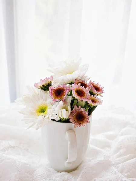 Белые Розовые Цветы Кружку Чая Вышитой Ткани Кружева Окно Мягкий — стоковое фото