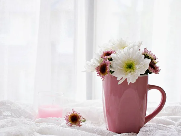 Fehér Rózsaszín Virágok Bögre Csésze Tea Hímzett Ruha Csipke Ablak — Stock Fotó