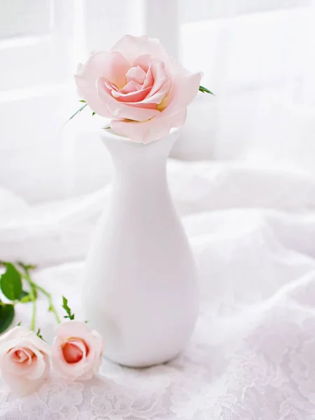 Roze Pastel Roos Bloemen Vaas Tafel Met Geborduurd Doek Stilleven — Stockfoto
