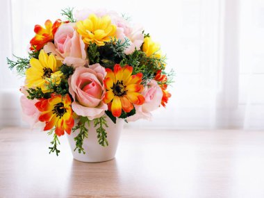 Pastel renkli suni çiçek buketi masanın üzerinde, metin ya da yazı için kopyalama alanı, güzel arka plan ya da duvar kağıdı, anneler günü, natürmort hayat, kadınlar günü şenlikli arka plan, renkli zarif arkaplan 