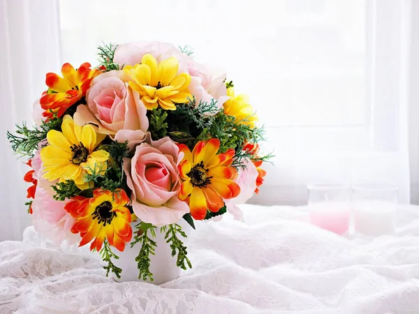 Pastel Gekleurde Kunstbloemen Boeket Pot Tafel Kopieer Ruimte Voor Tekst — Stockfoto