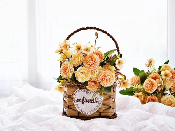 Bouquet Artificiel Fleurs Roses Jaunes Dans Vase Sur Table Espace — Photo