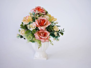 Beyaz işlemeli kumaş üzerine vazoda suni pembe gül buketi. Metin kopyala. Ya da güzel arka plan yazma.