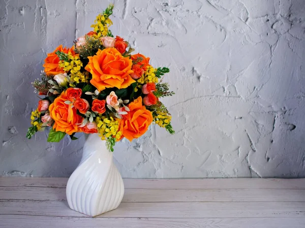 Bouquet Fleurs Artificielles Roses Orange Dans Vase Sur Table Espace — Photo