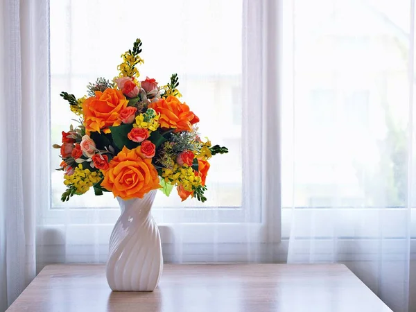Bouquet Fleurs Artificielles Roses Orange Dans Vase Sur Table Espace — Photo