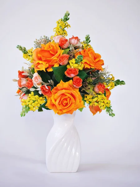 Bouquet Fleurs Artificielles Roses Orange Dans Vase Sur Table Espace — Photo