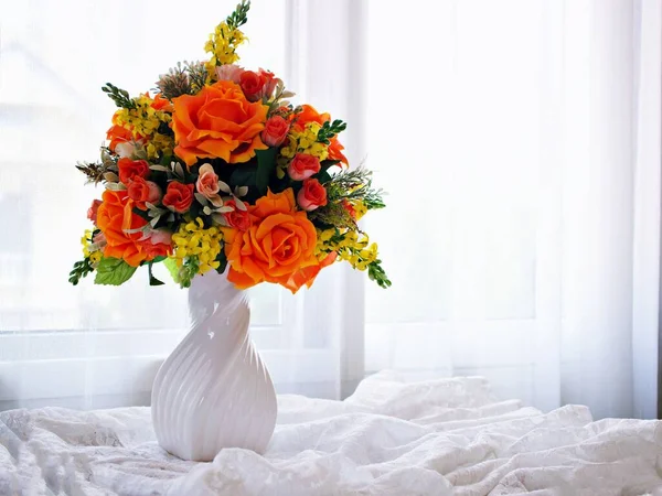 Oranje Rozen Kunstmatige Bloemen Boeket Vaas Tafel Kopieer Ruimte Voor — Stockfoto