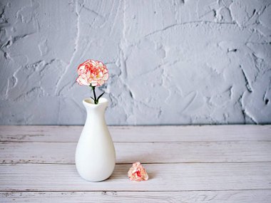 Masada pembe beyaz pastel Dianthus karanfili çiçekleri, karanfil pembesi, durgun hayat, dokuma arkaplanı veya duvar kağıdı metin mektubu, Anneler günü, kadınlar günü, yumuşak renkli romantik aşk tonunu kopyalama alanı 