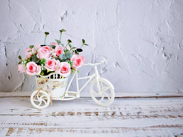 Штучні Рожеві Квітки Троянд Велосипедній Іграшці Столі Велосипед Яким Тоном — стокове фото