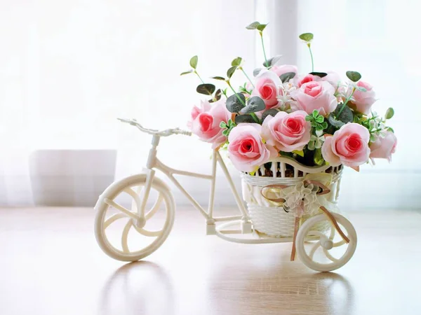 Искусственные Розовые Цветы Розы Велосипедной Игрушке Столе Букет Ведро Велосипед — стоковое фото