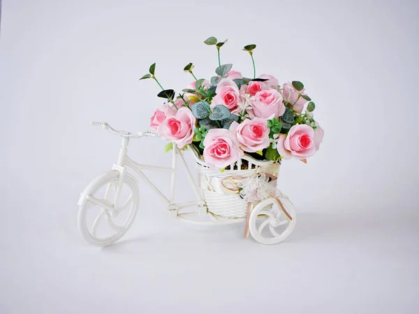 Искусственная Розовая Роза Велосипедах Столе Изолированы Белом Фоне Букет Ведро — стоковое фото