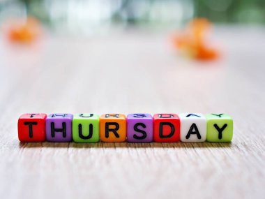 Bulanık arkaplan, blok harfleri, mutlu Perşembe duvar kâğıdı veya metni, renkli karakter tasarımı, büyük kare, alfabetik sanatçı, pastel renkli 