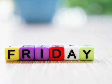 Bulanık arkaplan, blok harfleri, mutlu cuma günleri duvar kâğıdı veya metni, renkli karakter tasarımı, büyük kare, alfabetik sanatçı, pastel renkli... 