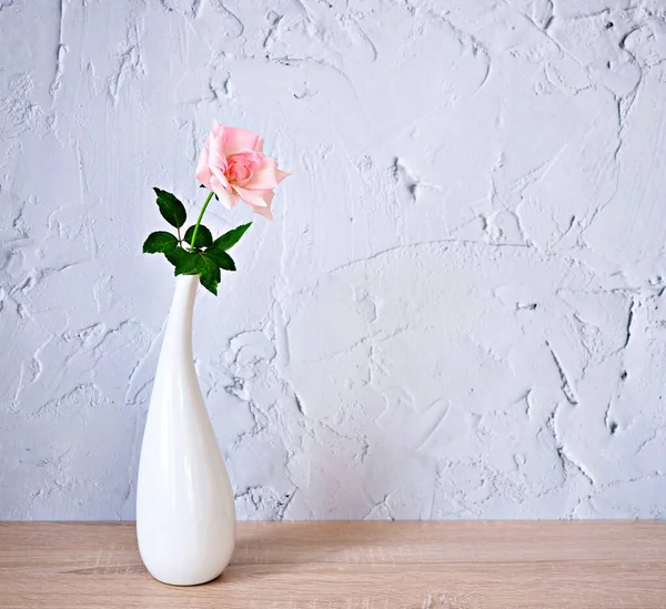 Rosa Rose Weißer Vase Auf Holztisch Schöne Pastellrosa Kopierfläche Für — Stockfoto