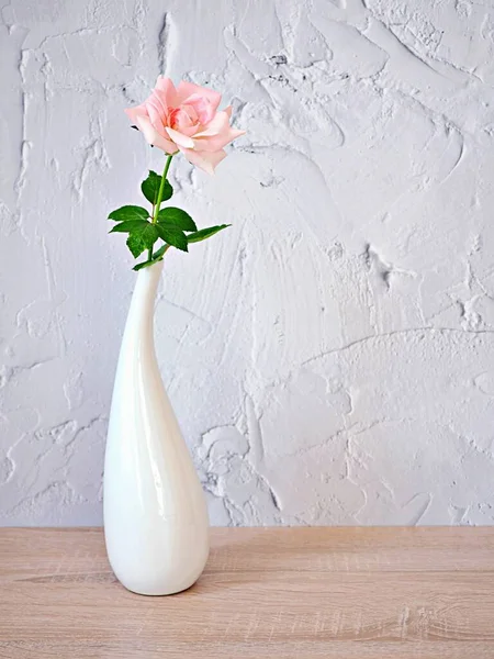 Rose Rose Dans Vase Blanc Sur Table Bois Bel Espace — Photo