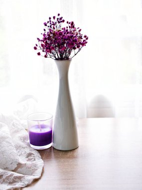 Masadaki vazoda mor çiçekler bebek nefesi tohumu Gypáila Paniculata kar taneleri yapay çiçekler yazı ve metin için alan, güzel doku arkaplanı ya da duvar kağıdı, Anneler günü natürmortu, pembe pastel kuru çiçekler 