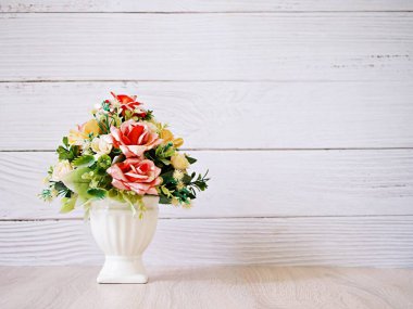 Pastel renkli yapay gül buketi masanın üzerinde, metin için yer kopyalamak veya yazı yazmak için güzel arka plan ya da duvar kağıdı, anneler günü, natürmort hayat, kadınlar günü şenlik arka plan, zarif 