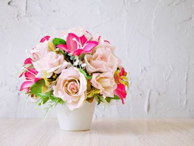 Pastel renkli yapay gül buketi masanın üzerinde, metin için yer kopyalamak veya yazı yazmak için güzel arka plan ya da duvar kağıdı, anneler günü, natürmort hayat, kadınlar günü şenlik arka plan, zarif 