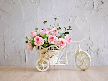 Masada sarı renkli suni ayçiçeği buketi, metin veya harf için dekorasyon alanı güzel arka plan veya duvar kağıdı, anneler günü, natürmort hayat, kadınlar bayramı arka plan 