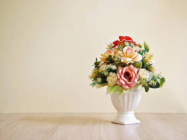 Pasztell Színű Műrózsa Virágok Csokor Pot Asztalon Másolás Helyet Szöveg — Stock Fotó