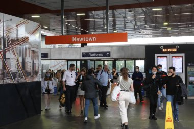 Sidney, Avustralya 'daki Newtown tren istasyonunun dışındaki insanlar.