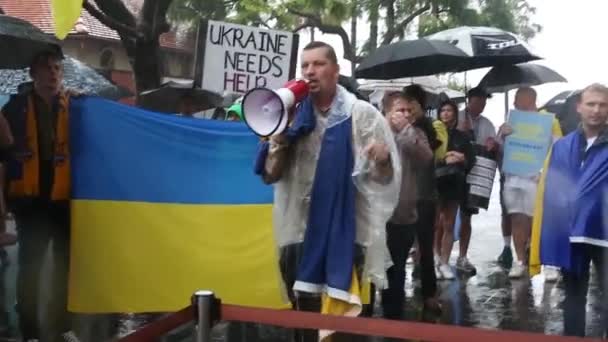 Anton Bogdanovych在圆形码头向抗议俄罗斯入侵乌克兰的抗议者发表讲话 反对俄罗斯入侵乌克兰的抗议者从马丁广场游行到圆形码头 — 图库视频影像
