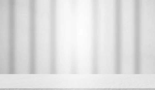 Boş gri stüdyo beton zemin zemin. Tablo Rafları içi montaj görüntü arkaplanı. Boş oda stüdyo inşaat malzemesi. Sert, sert, kapalı alan. Sunum ürünleri için serbest alan.