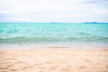 Kıyısında kumsal olan mavi deniz ve mavi gökyüzü. Tayland 'daki Okyanus Phuket Adası. Tropikal doğa manzarası. Yaz tatili konsepti için turist seyahati.