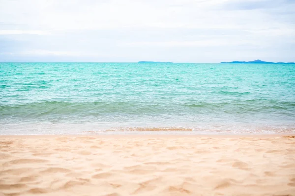 Kıyısında kumsal olan mavi deniz ve mavi gökyüzü. Tayland 'daki Okyanus Phuket Adası. Tropikal doğa manzarası. Yaz tatili konsepti için turist seyahati.