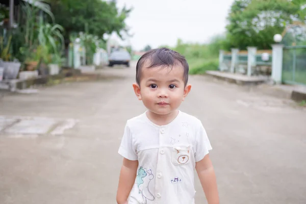 Πορτρέτο Χαριτωμένο Μικρό Αγόρι Περίπου Ετών Στέκεται Στο Δρόμο Χαρούμενο — Φωτογραφία Αρχείου