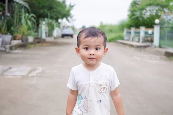 Ritratto Carino Bambino Circa Anni Piedi Sulla Strada Sorride Felice — Foto Stock