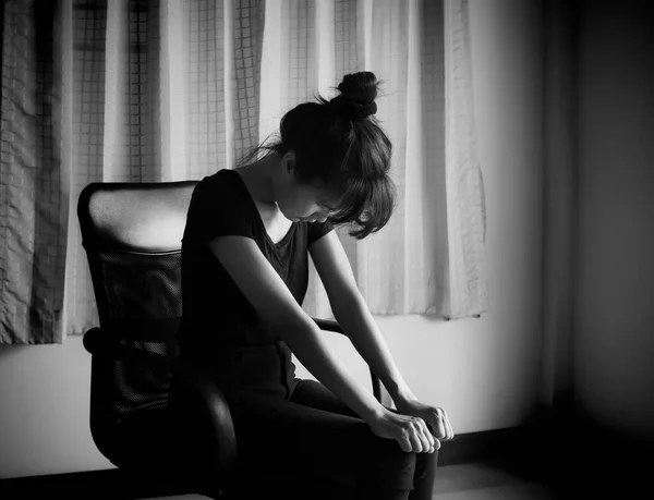 一个人坐在房间里的椅子上 黑色和白色的图像 她因生活中的爱情和经济问题而悲伤哭泣 让我伤心 伤心的心心连心伴侣或海报 — 图库照片