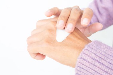Eline nemlendirici losyon süren bir kadın. Kuru cildin UV A ve UV B radyasyonundan korunması için. Elimizdeki kremi test ediyoruz. İyi sağlık ve güzel konsept için kozmetik.