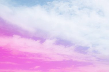 Yumuşak odaklı Bulut gökkuşağı gökkuşağı rengarenk mor renkli, mavi fantezi boyalı bulutlu. gradyan manzara parlak gün ışığı tatlı duvar kağıdı arka plan.