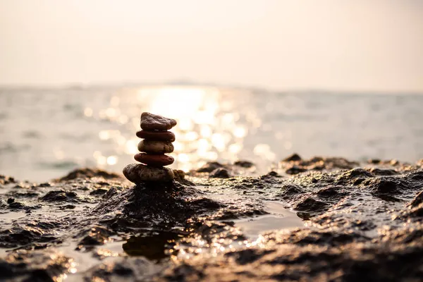 Pebble Pirâmide Pedra Com Sol Ajustado Natureza Mar Costa Pilha — Fotografia de Stock