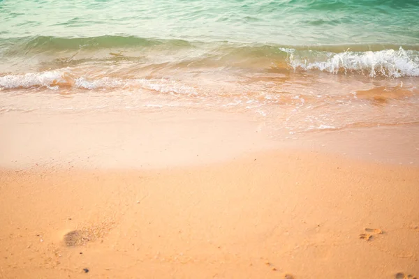 海岸砂のビーチの白い波と海を閉じるを購入する 熱帯の海の自然夏 休暇中の観光客のために — ストック写真